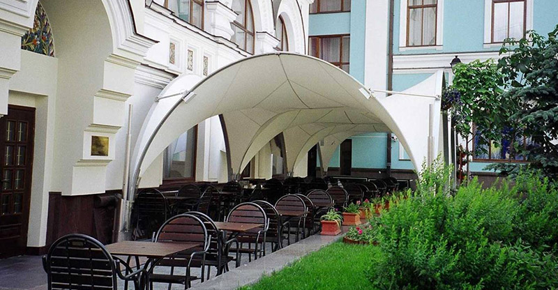 Мембранная конструкция летней площадки кафе Tenter